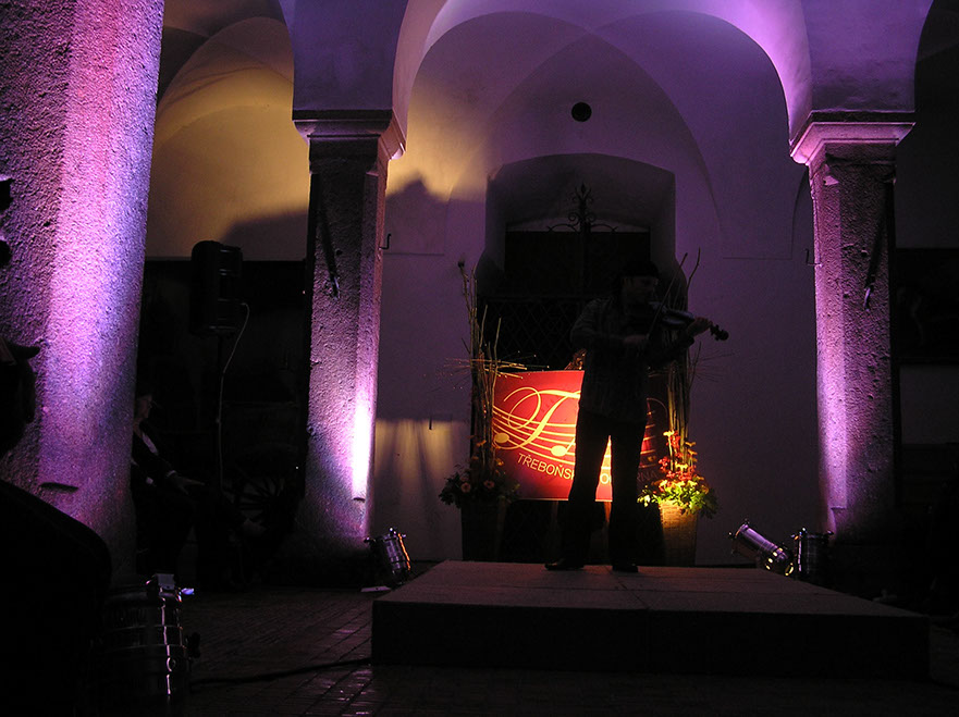 p1010048881x660