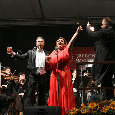 FOTOGALERIE - VERONIKA DZHIOEVA, ALEXEY TATARINTSEV, JAN CHALUPECKÝ A JIHOČESKÁ FILHARMONIE / 14.7.2018 / NÁDVOŘÍ MěÚ